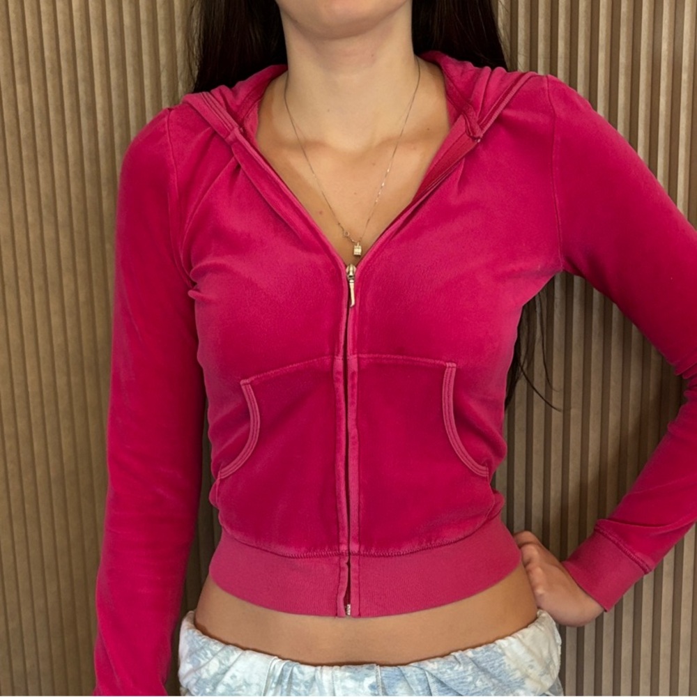 Vintage from 2000’s. Juicy Couture Fuchsia Zip-Up Hoodie. Excelent condition